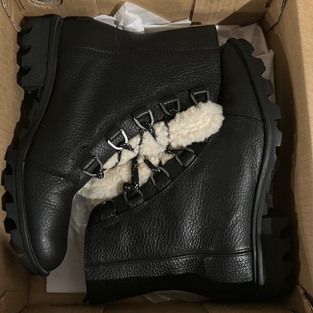 Sorel boots phoenix short lace cozy
